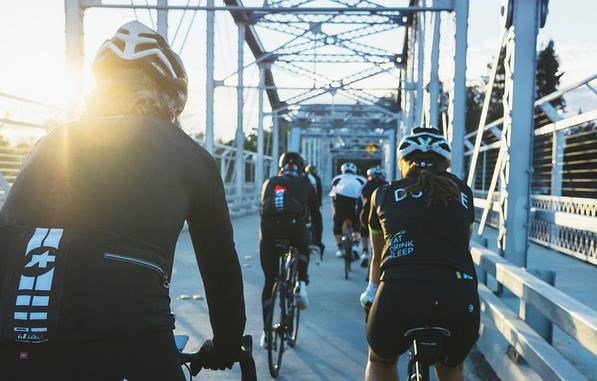 велосипедисты на мосту фото