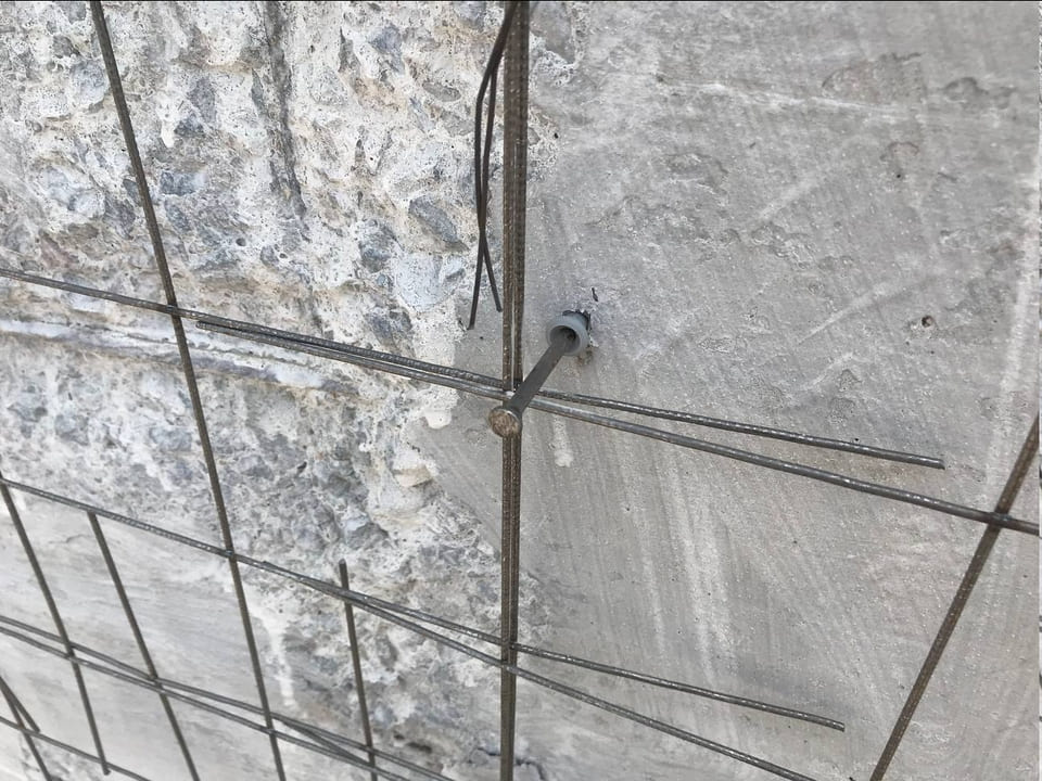 оштукатуривание бетонной стены с использованием сетки и по маякам
